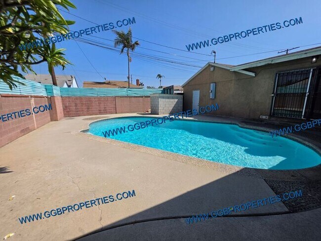 Building Photo - Gorgeous Turnkey 4 BD / 2.5 BA Home in Hawthorne