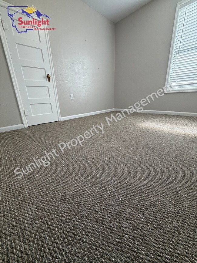 Building Photo - 2 Bed, 1 Bath Home with Detached Garage, Fenced Yard, and Built-In Storage