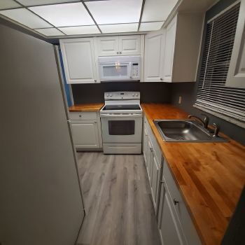 Building Photo - Duplex with 2bedrooms & another room that could be 3rd bedroom or office den space.