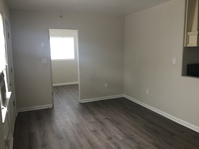 Building Photo - 1 bd/ba Newly Renovated Downtown Apartment...