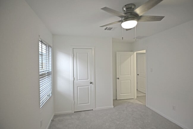 Building Photo - 1502 Tiptop Mdw