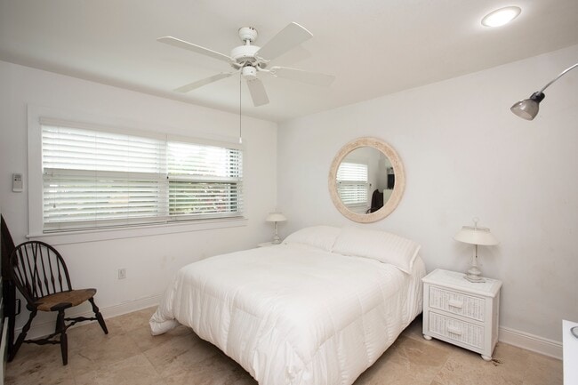 Building Photo - 2 bedroom 1 bathroom Furnished Oceanfront unit