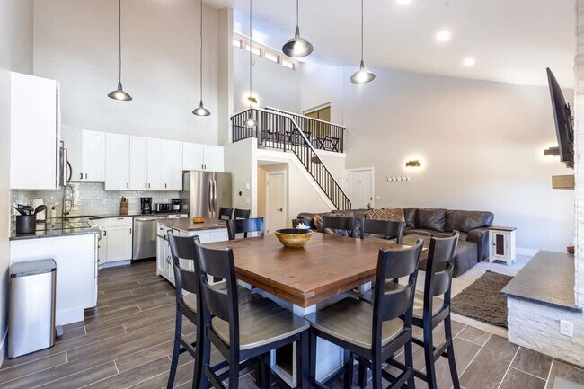 Building Photo - 815 Columbine Rd