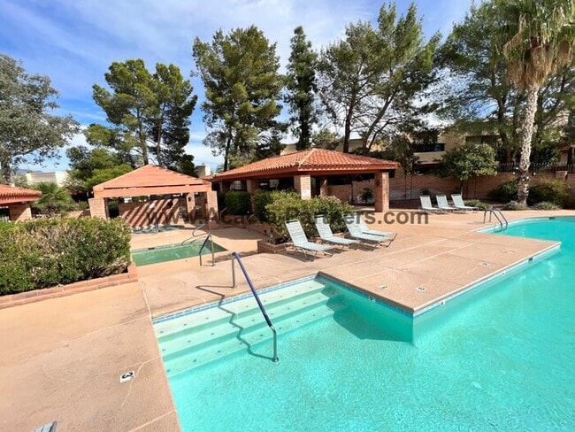 Building Photo - Three Bedroom Townhome in Coronado Ridge