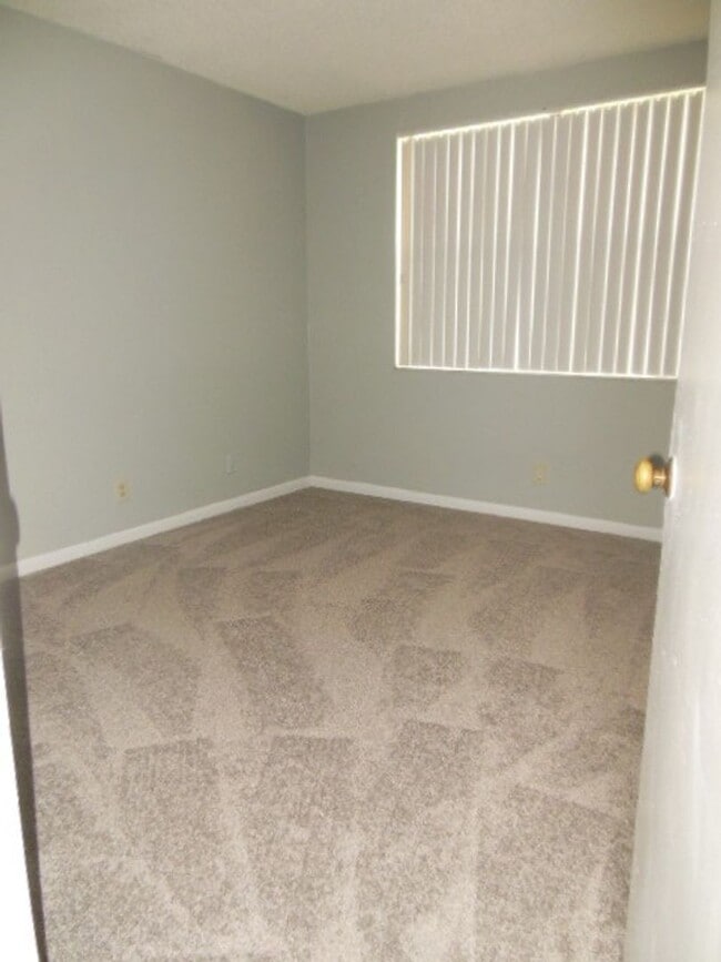 Building Photo - TWO BEDROOM TWO BATHROOM!! FULL LAKE VIEW!