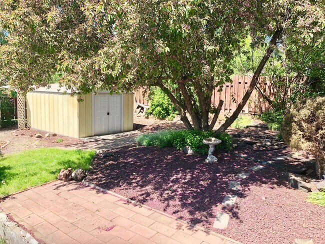 Building Photo - Charming North Hill Home with Beautiful Landscaping and Water Included!