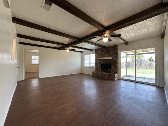 Building Photo - Charming 3-Bedroom Lubbock Home with Cozy ...