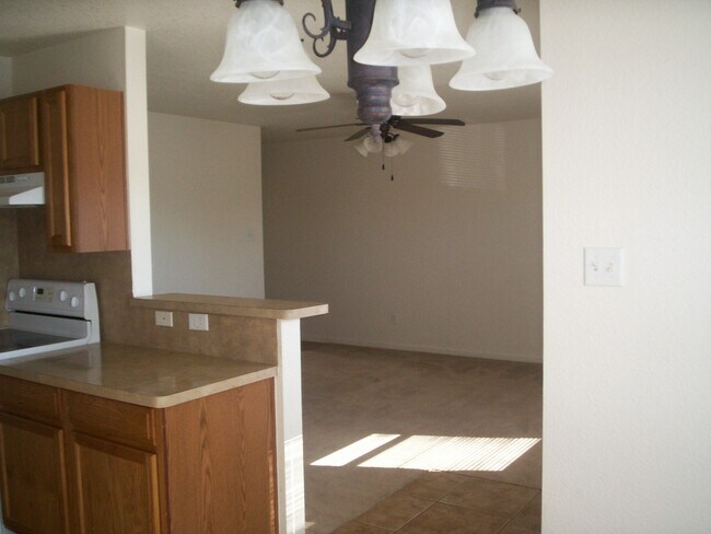 Building Photo - 2203 Botanical Dr