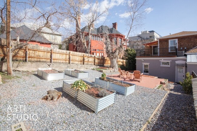 Building Photo - 4 Bed 2 Bath Salt Lake Home For Rent!