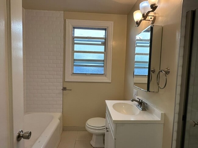 Building Photo - Epic REA - Great Home w/2 BR/1 BA Plus Bonus Loft in Mills Park Neighborhood