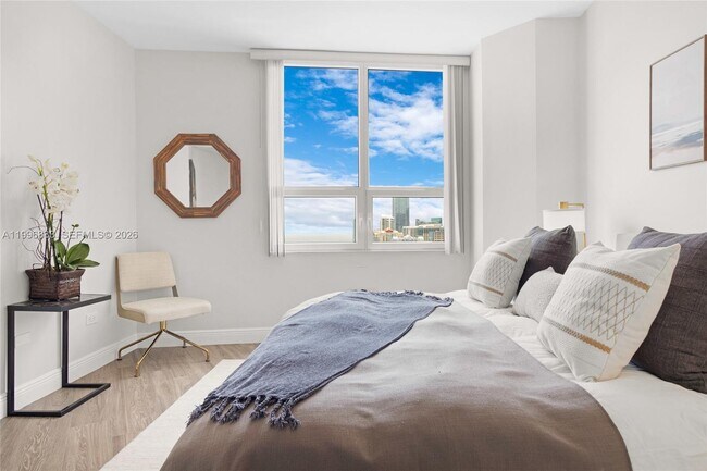 Building Photo - 848 Brickell Key Dr