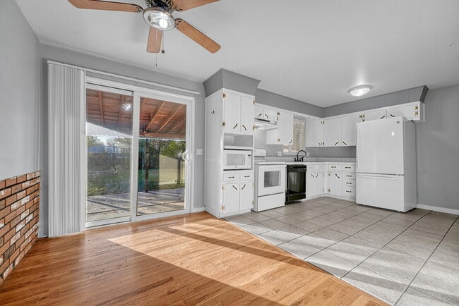 Building Photo - $2,495.00, 3-bedroom, 2 bathroom home in Centennial!