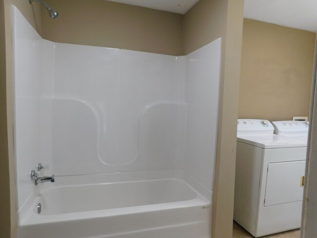 Building Photo - Cute 2 Bedroom 1 Bath House with Great Bac...