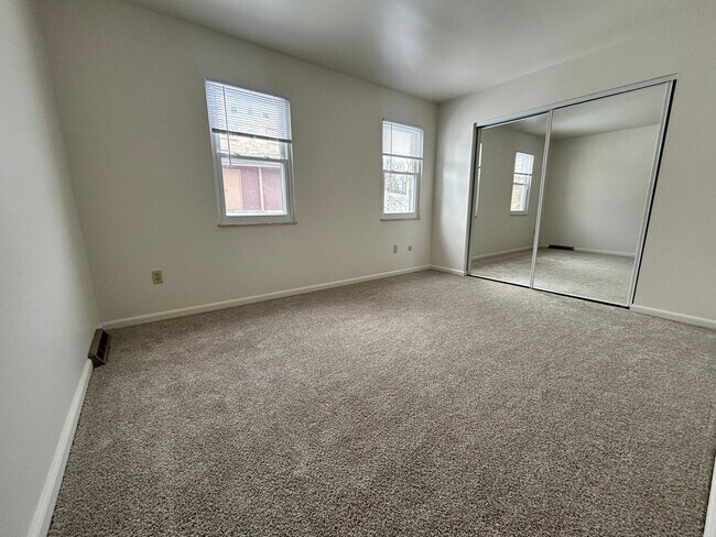 Building Photo - Beautiful 3 BR Townhome in Lovely North Hills Location! CALL TODAY !