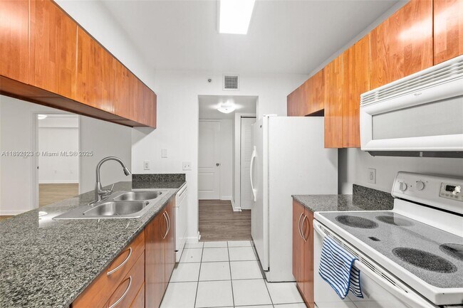 Building Photo - 1200 Brickell Bay Dr