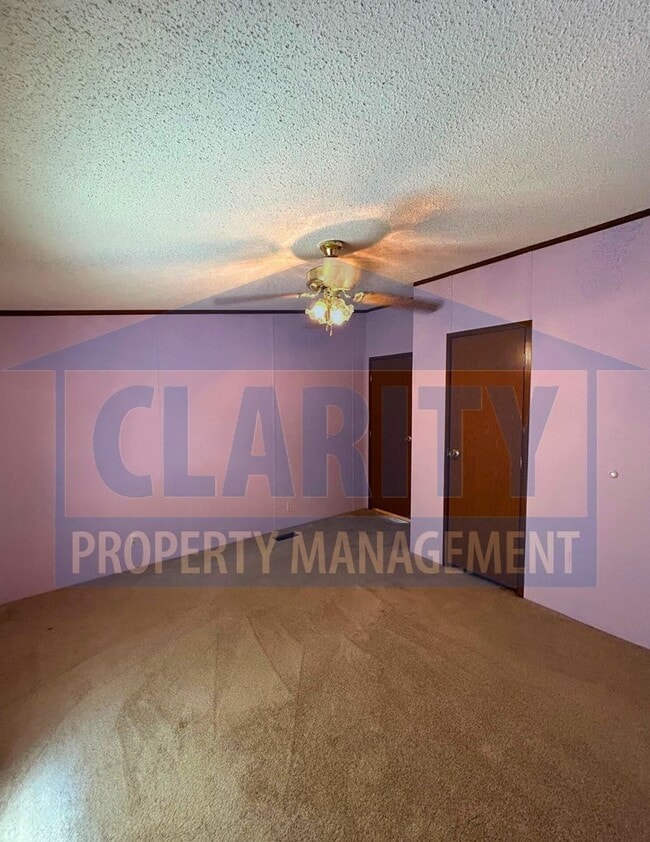 Building Photo - Three bedroom home w/ screened in porch!