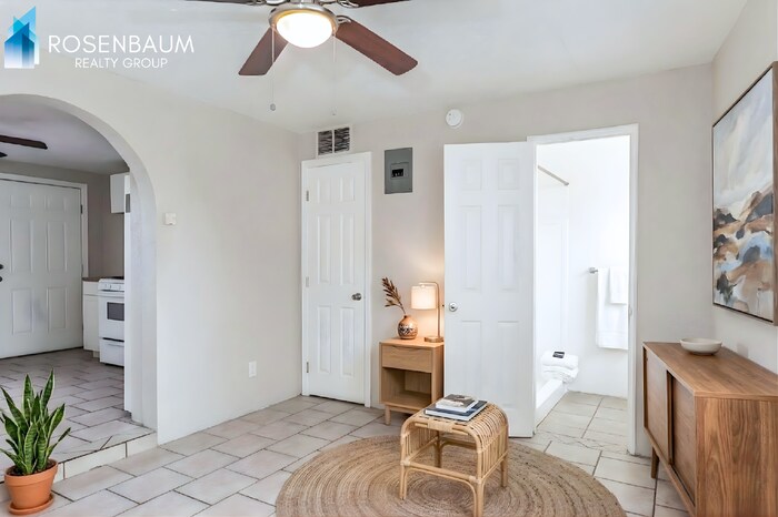 Building Photo - 302 W Flores St