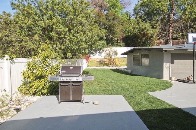 Building Photo - Mid-Century Modern Masterpiece!  South of the BLVD. Minutes to Westside, Mulholland, 405. Roscoma...