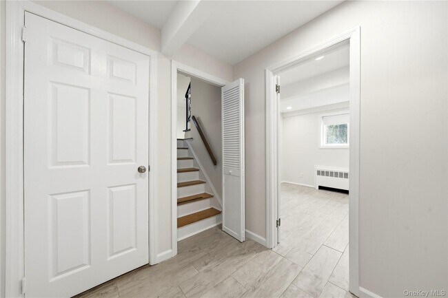 Building Photo - 14 Oak Dr