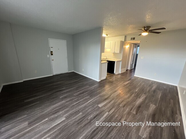 Building Photo - 2 Bedroom 1 Bathroom Garden Level Apartmen...