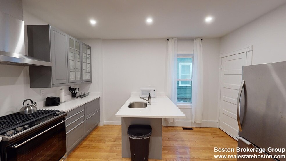 Building Photo - 19 Sudan St