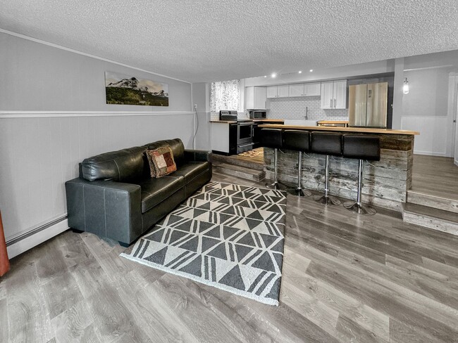 Building Photo - 2 Bedroom, 1 Bath on Peak 8! Updated unit,...