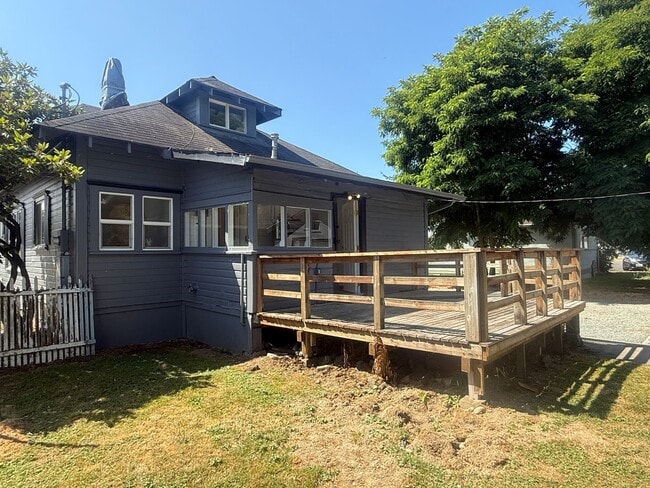 Building Photo - 3 Bed 1 Bath Newly Remodeled Pet Free Home...