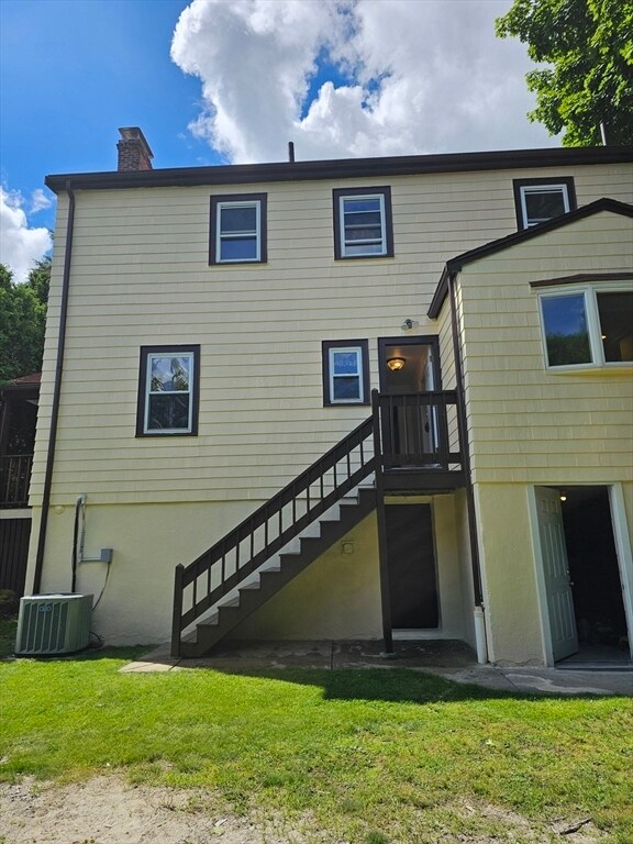Building Photo - 419 Pond St