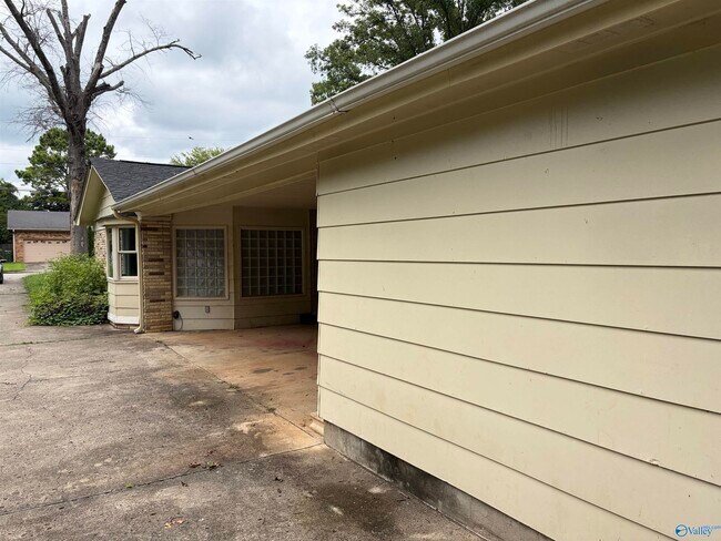 Building Photo - 2109 Villaret Dr SW