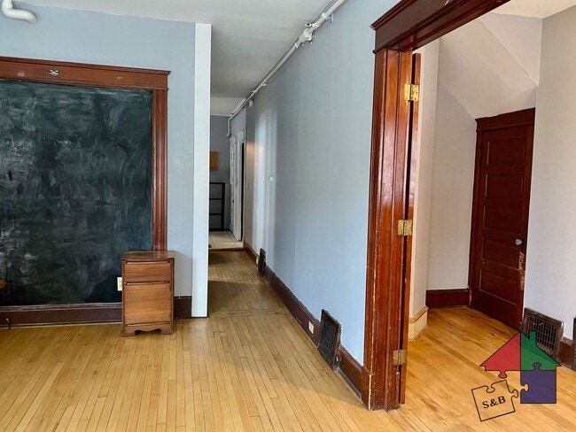 Building Photo - Spacious 8 Bedroom, 3 Bathroom Home for Re...