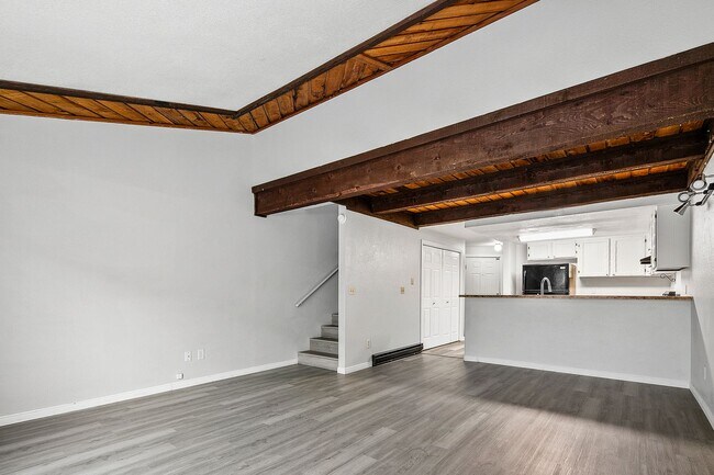 Building Photo - 2bed, 1.5 bath Duplex with Garage & Fenced Yard!