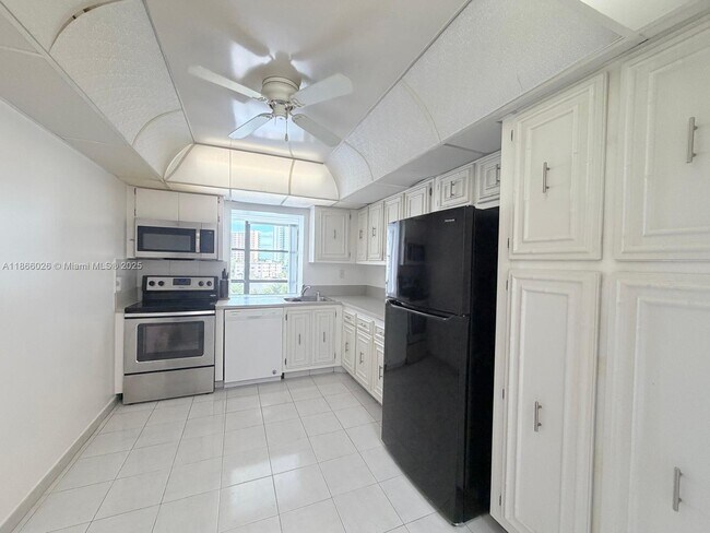 Building Photo - 800 Parkview Dr