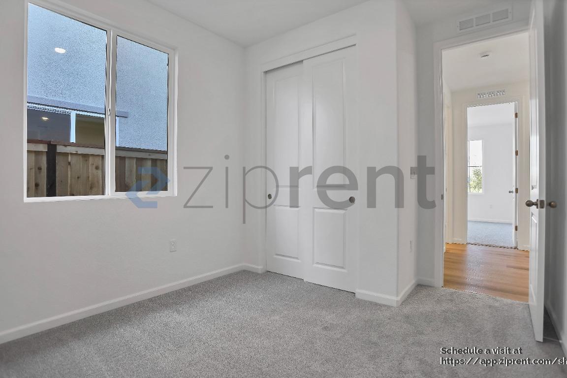 Building Photo - 15474 Hedges Dr