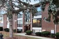 Building Photo - 172 River St
