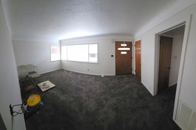 Building Photo - 323 Cherokee Ln