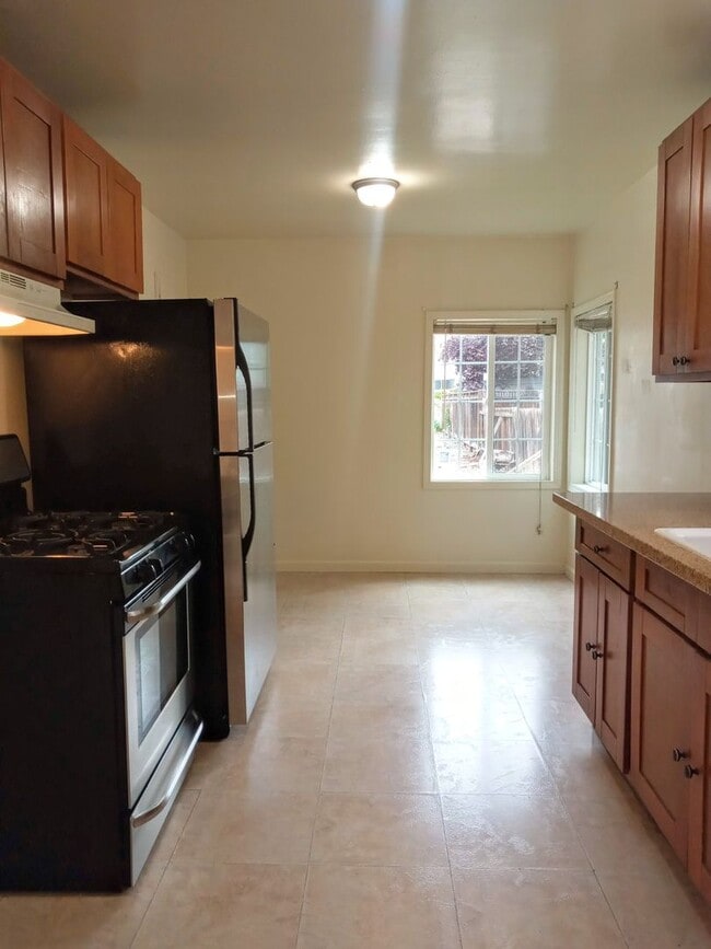 Building Photo - LAUR62-64