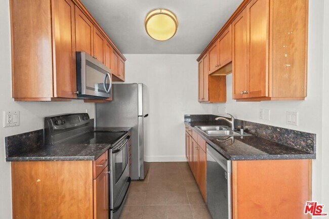 Building Photo - 10982 Roebling Ave