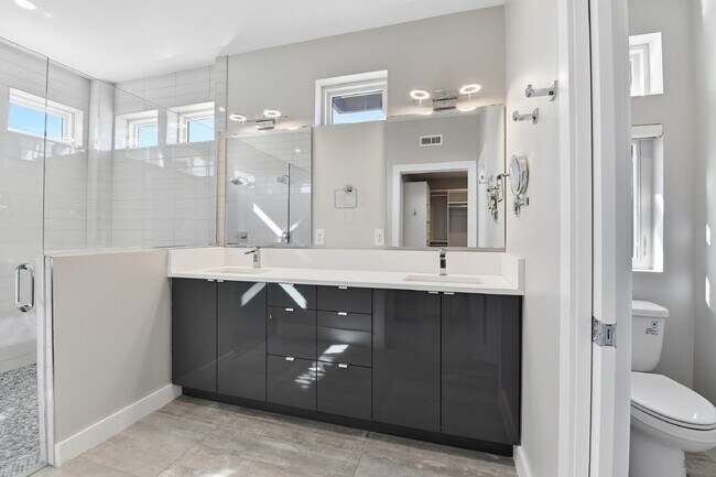 Building Photo - $5,740.95, $300 off the first month's rent, 4 Beds - 5 Bath, Townhouse in Denver with Office!