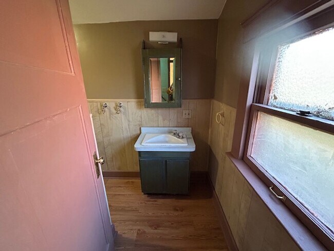 Building Photo - 2 Bed- 1 Bath Single Family Home in Elyria