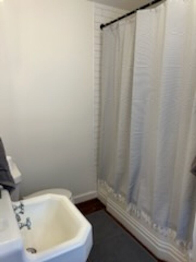 Building Photo - Beautiful 4 Bed 3 Bath Home Fully Furnishe...