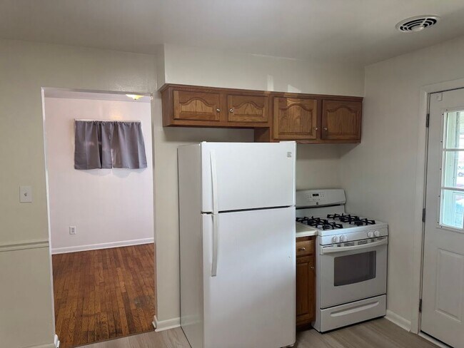 Building Photo - 3-Bedroom Townhome with Central AC