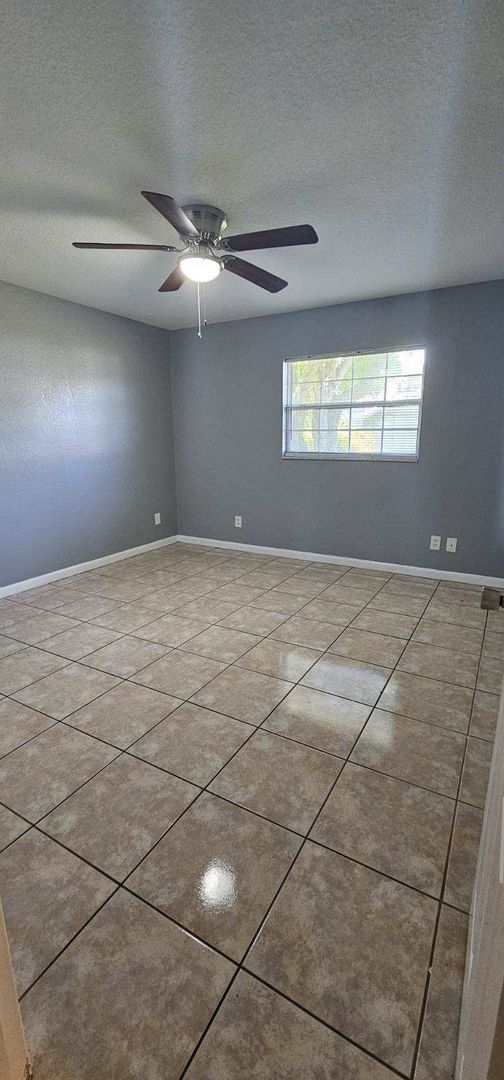 Building Photo - South Lakeland Rental!!