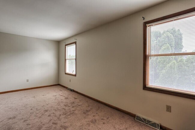 Building Photo - 32 Forest Cir