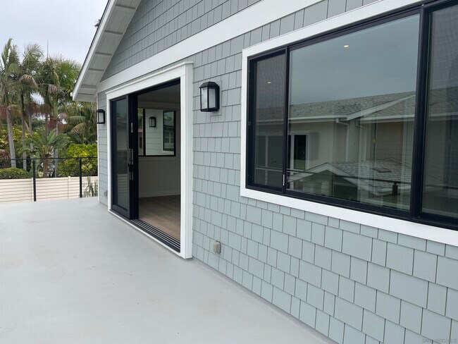 Building Photo - 313 Sunset Dr