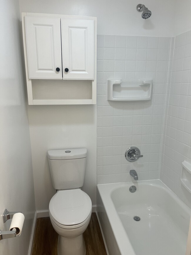 Tub/shower unit New 2022 - 38 S Main St