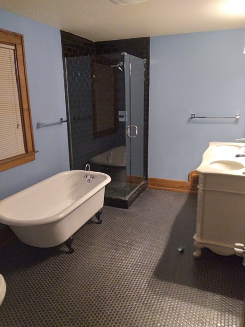 Victorian Bathroom - 421 University Ave