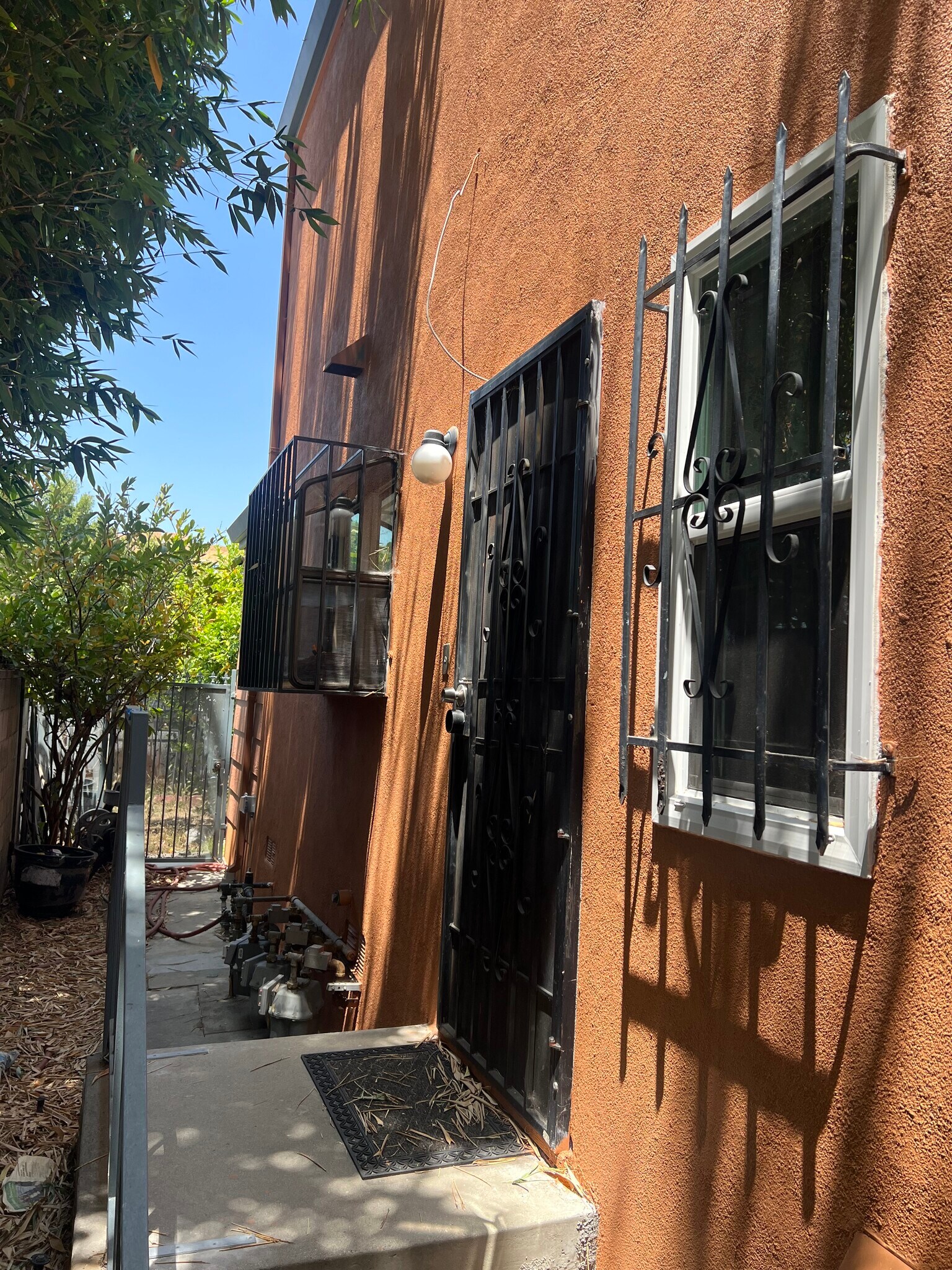 Building Photo - 1832 S Curson Ave