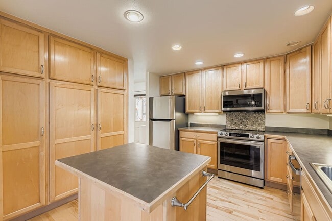 Building Photo - Beautiful 4-Bedroom Home with Mountain Vie...
