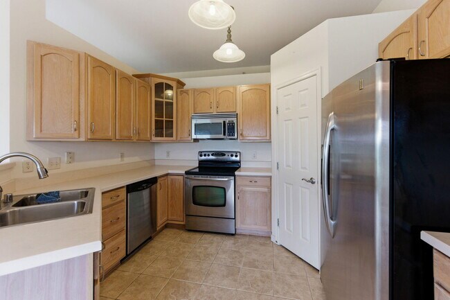 Building Photo - 323 Skyview Ct
