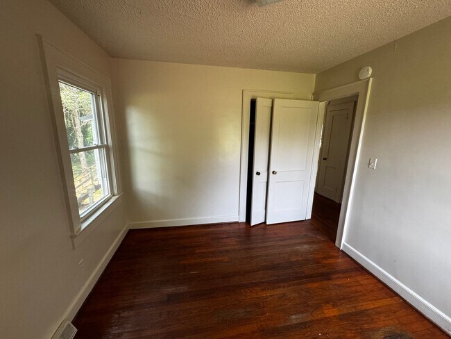 Building Photo - 816 Churchill Dr